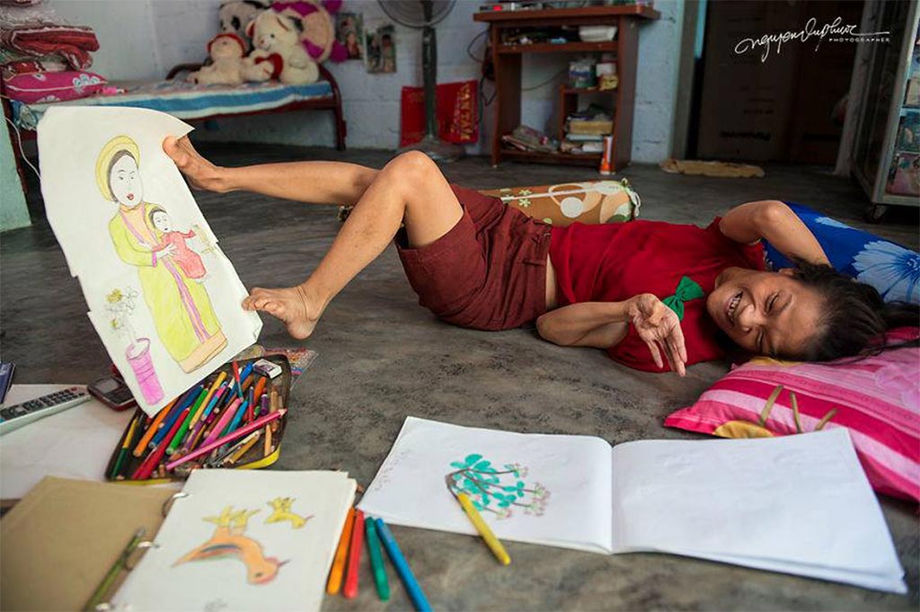 Человек без ребенка. Художники инвалиды. Ноги рисовать. Картина инвалид. Дети инвалиды художники.