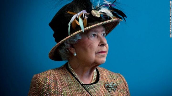 180826192306-01-queen-elizabeth-ii-unfurled-exlarge-169.jpg