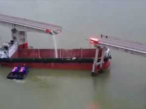 ကုန်တင်သင်္ဘော ဝင်တိုက်မိလို့ တံတားတစ်စင်း နှစ်ပိုင်းပြတ်ပြီး အနည်းဆုံး လူ ၅ ဦး သေဆုံး