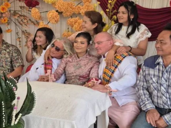 အမျိုးသား ၂ ဦးနဲ့ တပြိုင်တည်းလက်ထပ်ခဲ့တဲ့ ထိုင်းအမျိုးသမီး