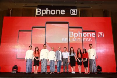 Bphone-3-Press-Conference-Photo-5-Bkav-CEO-and-Chairman-Mr.-Nguyen-Tu-Quang-with-Bkav-Myanmar-Team.jpg