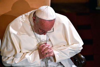 Pope-francis-praying.jpg