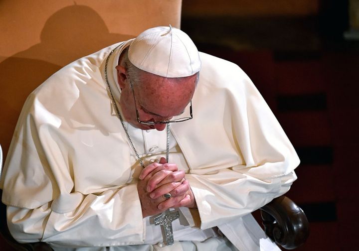 Pope-francis-praying.jpg