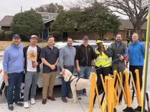 လမ်းကူးပေးတဲ့ ဝန်ထမ်းကို ကျောင်းသားမိဘတွေ စုပေါင်းပြီး ကားအသစ်တစ်စီး လက်ဆောင်ပေး