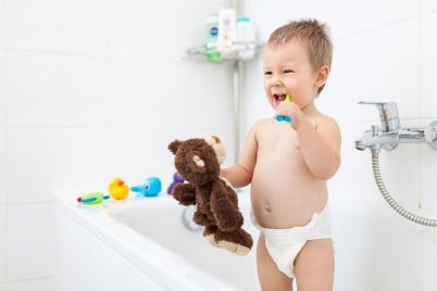 adorable-child-learing-how-to-brush-his-teeth-XZSM7CF.jpg