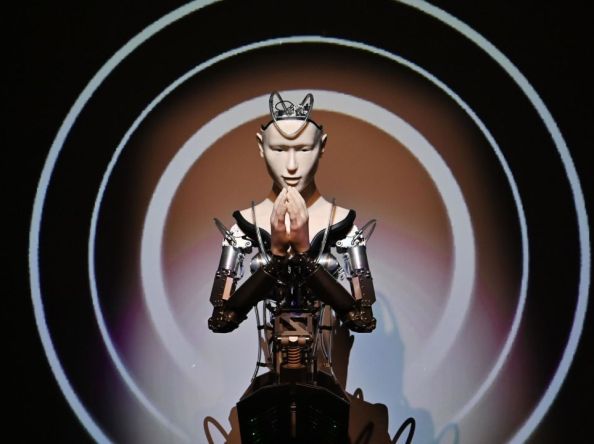 ဂျပန်ဘုရားကျောင်းတစ်ခုမှာ တရားဒေသနာတွေ ဟောကြားနေတဲ့ AI ဘုန်းကြီး