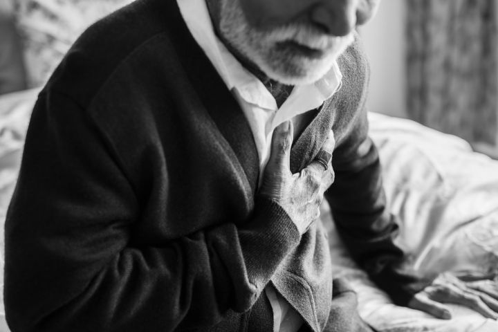 an-elderly-indian-man-with-heart-problems-9QPRM5C.jpg