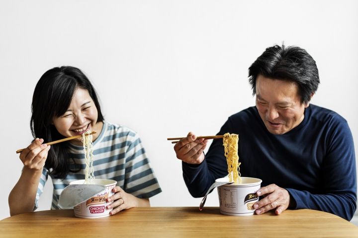 asian-couple-eating-instant-noodles-7S9Z458.jpg