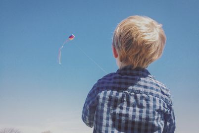 boy-flying-kite-PFV3FMQ.jpg