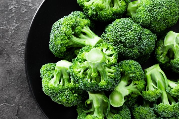 broccoli-fresh-broccoli-on-plate-TRBFWVK.jpg