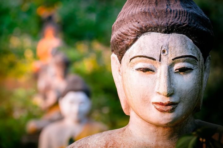 buddhas-statues-in-loumani-buddha-garden-myanmar-8AUJE6V.jpg