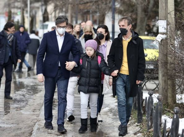 ကလေးတစ်ယောက်ကို ကျောင်းလိုက်ပို့ပေးခဲ့တဲ့ သမ္မတ