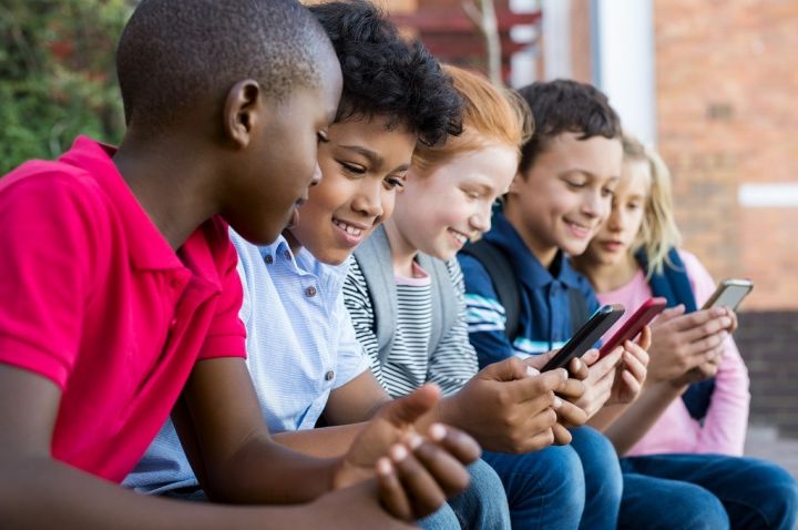 children-using-smart-phone-PM735L9.jpg