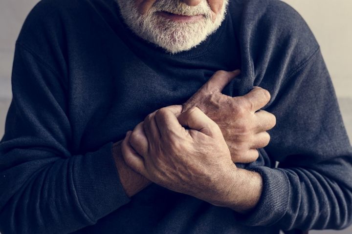 close-up-of-elderly-man-having-a-heart-attack-PE2ZHQX.jpg