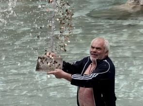 ထရီဗီရေပန်းမှာ အကြွေစေ့ကောက်ပြီး ဝင်ငွေဖြောင့်ခဲ့သူ