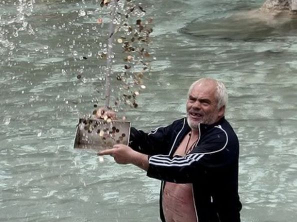 ထရီဗီရေပန်းမှာ အကြွေစေ့ကောက်ပြီး ဝင်ငွေဖြောင့်ခဲ့သူ