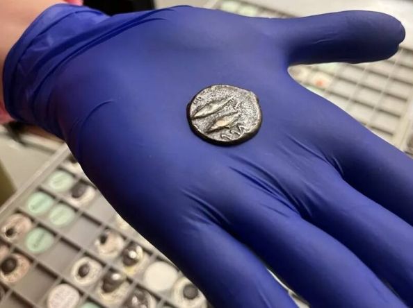 ယာဉ်စီးခပုံးထဲမှရတဲ့ ရှေးဟောင်းငွေဒင်္ဂါး