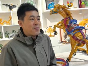 မြင်းနှစ်ကို ကြိုဆိုတဲ့အနေနဲ့ အလူမီနီယမ်ကြိုးမျှင် ၂၆၀၀ မီတာကျော်ကို အသုံးပြုပြီး မြင်းရုပ်တုဖန်တီးခဲ့သူ