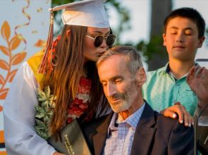 သမီးဖြစ်သူအထက်တန်းဒီပလိုမာဘွဲ့ယူတာကို ဖခင်ဖြစ်သူမသေခင်မြင်ခွင့်ရဖို့ သီးသန့်ဖန်တီးပေးခဲ့တဲ့ ဘွဲ့နှင်းသဘင်အခမ်းအနား