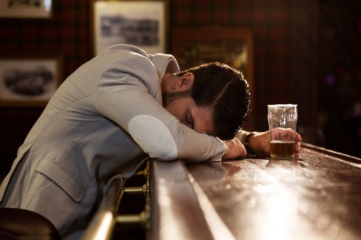 drunk-man-sleeping-on-a-pub-counter-PZB7S5Y.jpg