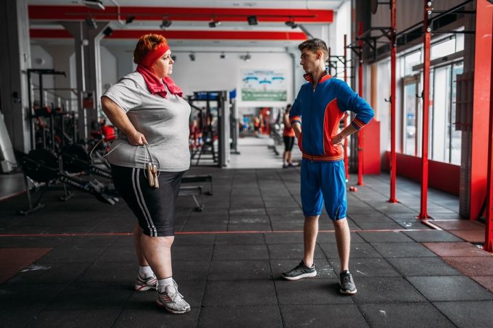 fat-woman-talks-with-instructor-after-exercise-PMJDAN3.jpg