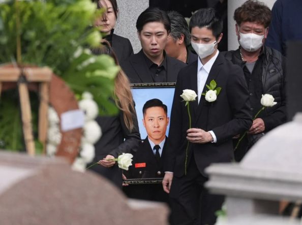 တာဝန်ထမ်းဆောင်ရင်း အသက်ဆုံးရှုံးခဲ့တဲ့ မီးသတ်သမားရဲ့ ကျန်ရစ်သူမိသားစုကို ဟောင်ကောင်အစိုးရက ဒေါ်လာ ၆.၁၅ သန်း ပေးအပ်မည်