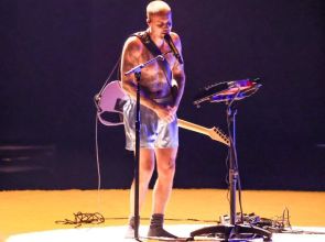 ၂၀၂၆ ခုနှစ်ရဲ့ ဂရမ်မီဆုပေးပွဲမှာ အပေါ်ပိုင်းအဝတ်ဗလာနဲ့ ဖျော်ဖြေတင်ဆက်သွားခဲ့တဲ့ ဂျက်စတင်ဘီဘာ