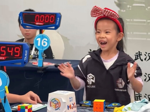 တစ်ပတ်အတွင်း Rubik’s Cube (ရူးဘစ်တုံး) ကမ္ဘာ့စံချိန် ၂ ခု ချိုးခဲ့တဲ့ အသက် ၆ နှစ်အရွယ် တရုတ်ကလေးမလေး
