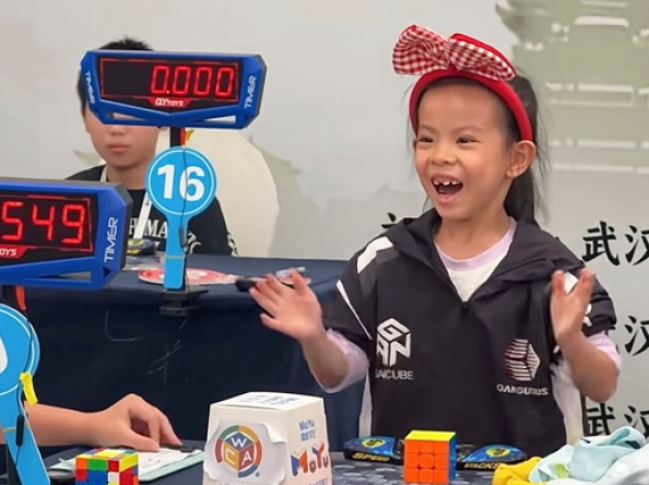 တစ်ပတ်အတွင်း Rubik’s Cube (ရူးဘစ်တုံး) ကမ္ဘာ့စံချိန် ၂ ခု ချိုးခဲ့တဲ့ အသက် ၆ နှစ်အရွယ် တရုတ်ကလေးမလေး