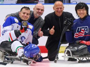 မွေးကင်းစက ခြေထောက်မပါလို့ စွန့်ပစ်ခံခဲ့ရတဲ့ ၁၉ နှစ်ကောင်လေးက မသန်စွမ်းအိုလံပစ်မှာ အမေရိကန်အတွက် ရေခဲပြင်ဟော်ကီရွှေတံဆိပ်ဆုကို ယူဆောင်ပေးခဲ့