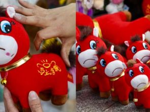 ပြုံးနေတဲ့မြင်းရုပ်အစား စူပုတ်နေတဲ့မြင်းရုပ်အဖြစ် မှားယွင်းချုပ်လုပ်ခဲ့တဲ့ အလုပ်သမား၊ ၁၂ နှစ်တာအန်ပေါင်းချီးမြှင့်ခံရ