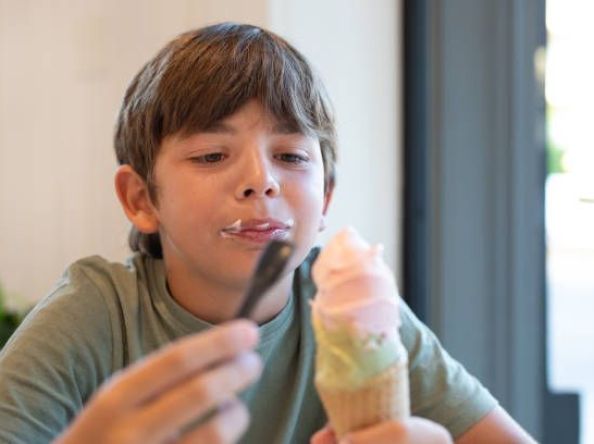 ရေခဲမုန့်လာစားသူ ကောင်လေး