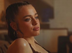 K-POP သီချင်းဗီဒီယိုမှာ ပါဝင်ထားတဲ့ အိန်ဂျလီနာဂျိုလီရဲ့သမီး ရှိုင်လို ဂျိုလီ