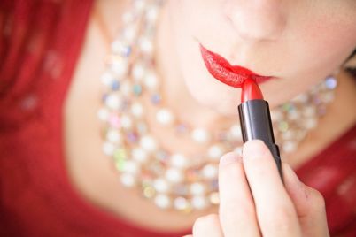 lady-putting-lipstick-closeup-P4WGW7S.jpg