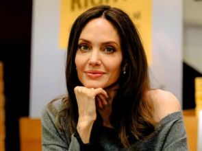 အမေရိကန်ကနေ ထွက်သွားပြီး နိုင်ငံသားအဖြစ်ခံယူထားတဲ့ ကမ္ဘောဒီးယားမှာ သွားရောက်နေထိုင်ဖို့ စဉ်းစားနေတဲ့ အိန်ဂျလီနာဂျိုလီ