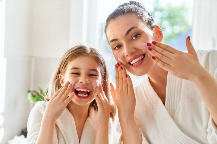 mother-and-daughter-caring-for-skin-F9NSQGT.jpg