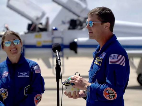 Artemis II မစ်ရှင်အဖြစ် လကမ္ဘာခရီးစဉ်မှာ အာကာသယာဉ်မှူး ၄ ဦးနဲ့အတူ ပါသွားတဲ့ ကိုယ်စားပြုအမှတ်တံဆိပ်အရုပ်ကို ၈ နှစ်သားလေးက ဒီဇိုင်းထုတ်ထား