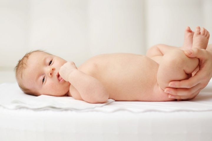 newborn-baby-massage-P7H5BCW.jpg