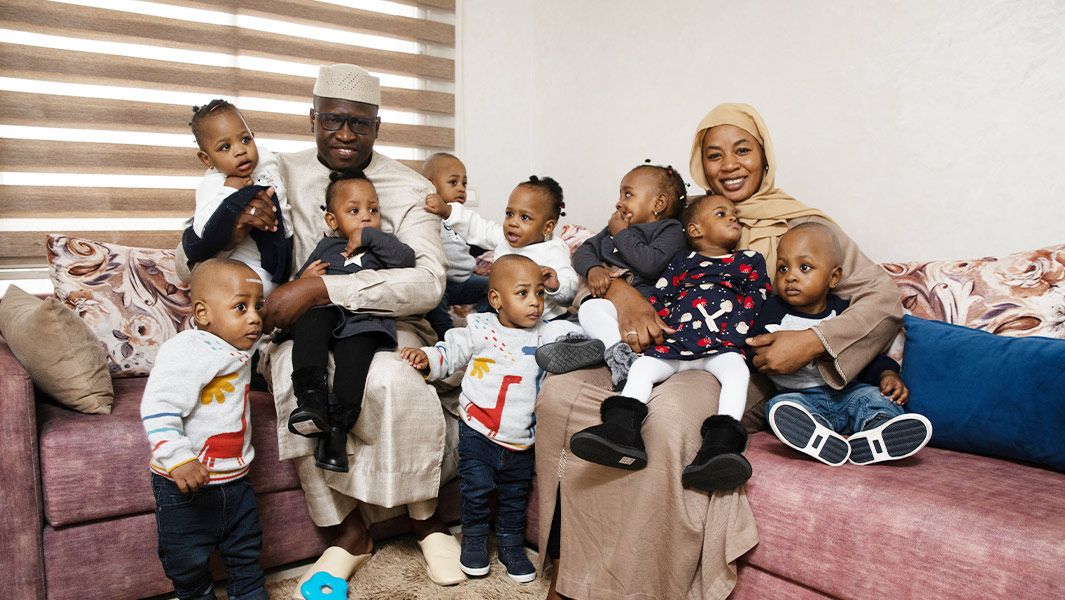 nonuplets-and-their-parents-sat-on-a-sofa-730589.jpg