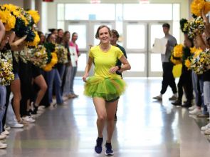 ကျောင်းသူ/သားတွေအတွက် ရန်ပုံငွေရှာပေးဖို့ မိုင် ၁၀၀ ပြေးခဲ့တဲ့ ဆရာမ