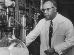 လူသန်းပေါင်းများစွာရဲ့ အသက်ကို ကယ်တင်နိုင်မယ့် ဆေးဝါးထုတ်ယူပေးနိုင်ခဲ့ပေမဲ့ အသားအရောင်ကြောင့် နေအိမ်ထဲ မီးလောင်ဗုံး ပစ်သွင်းခံခဲ့ရသူ