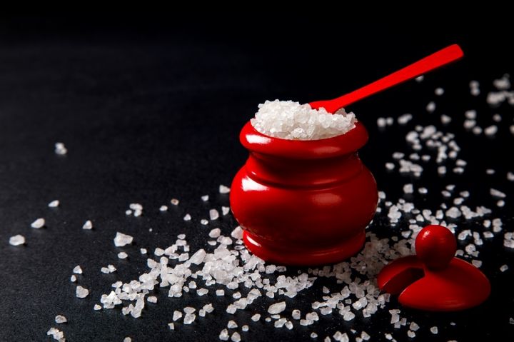 sea-salt-in-wooden-red-salt-shaker-with-spoon-CHDALWH.jpg