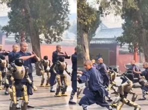 တရုတ်ရှောင်လင်ဘုန်းကြီးကျောင်းမှာ စက်ရုပ်တွေက ကိုရင်တွေနဲ့အတူ ကွန်ဖူးလေ့ကျင့်