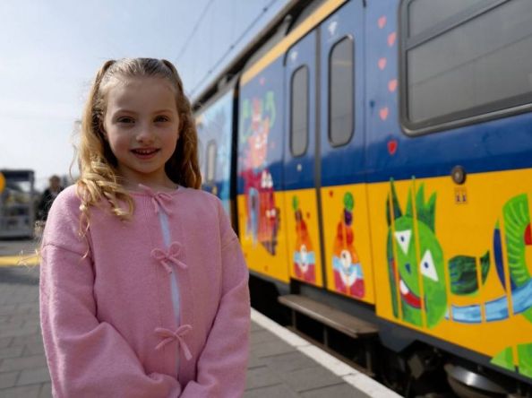 ၈ နှစ်သမီးလေး ဆွဲတဲ့ ပန်းချီက ရထားအပြင်ဒီဇိုင်းအတွက် ရွေးချယ်ခံရ