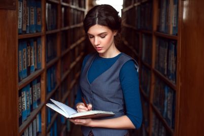 woman-reading-in-a-library-PXTM2AJ.jpg