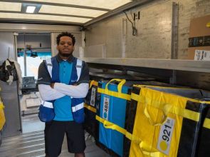 ဆုကြေးငွေအားလုံးကို ကလေးဆေးရုံအတွက် လှူဒါန်းပေးခဲ့တဲ့ Amazon ရဲ့ ကုန်ပစ္စည်းပို့ဆောင်သူ